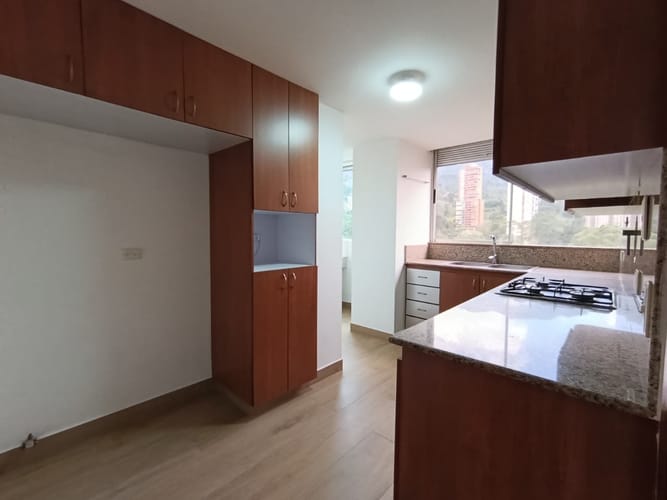 Apartamento de 3 alcobas en arriendo en El Poblado, Medellín, 162 m² · foto 2 de 20