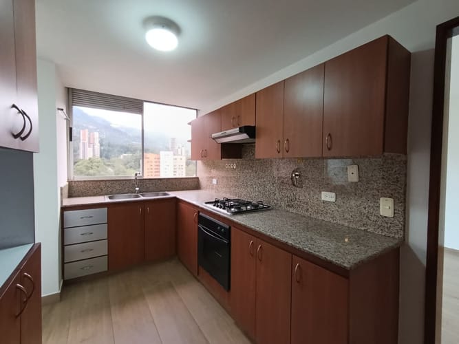 Apartamento de 3 alcobas en arriendo en El Poblado, Medellín, 162 m² · foto 3 de 20