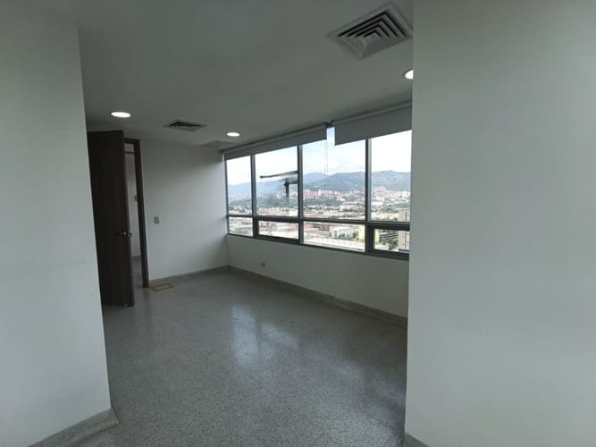 Consultorio en arriendo en El Poblado, Medellín, 30 m² · foto 2 de 11