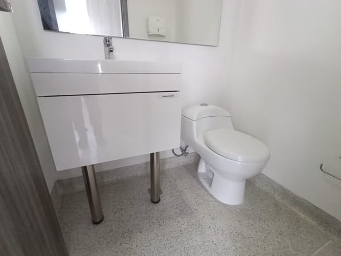 Consultorio en arriendo en El Poblado, Medellín, 30 m² · foto 10 de 11