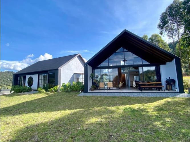 Casa de 3 alcobas en venta en Guayabito, El Retiro, 1750 m² · foto 2 de 24