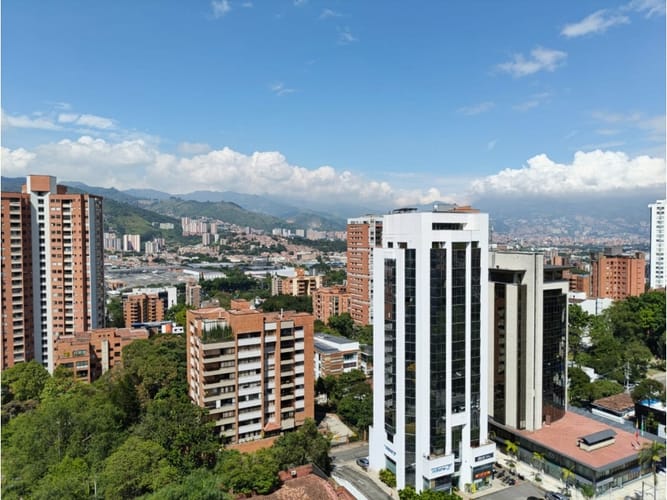 Oficina en arriendo en El Diamante No. 2, Medellín, 246 m² · foto 2 de 8