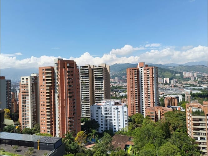 Oficina en arriendo en El Diamante No. 2, Medellín, 246 m² · foto 3 de 8