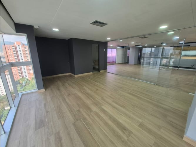 Oficina en arriendo en El Diamante No. 2, Medellín, 246 m² · foto 4 de 8