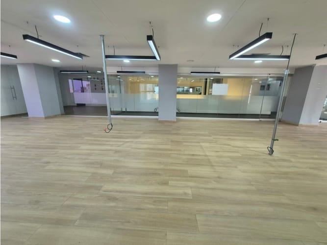 Oficina en arriendo en El Diamante No. 2, Medellín, 246 m² · foto 5 de 8