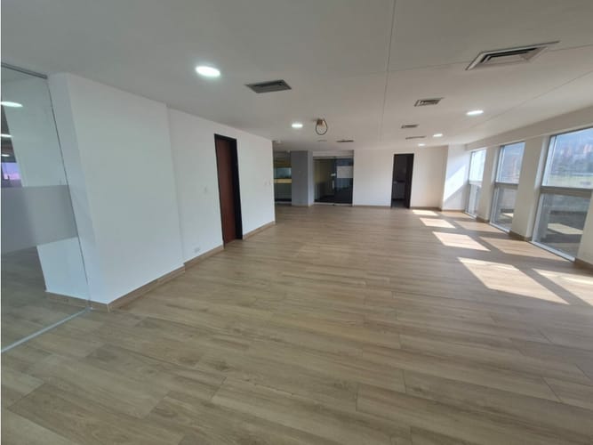 Oficina en arriendo en El Diamante No. 2, Medellín, 246 m² · foto 7 de 8