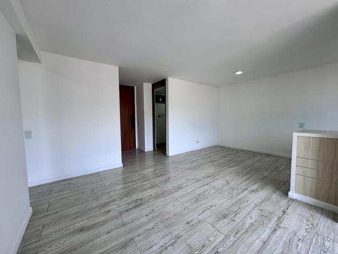 Apartamento de 2 alcobas en arriendo en Loma Del Escobero, Envigado, 74 m² · foto 2 de 14