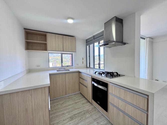 Apartamento de 2 alcobas en arriendo en Loma Del Escobero, Envigado, 74 m² · foto 3 de 14