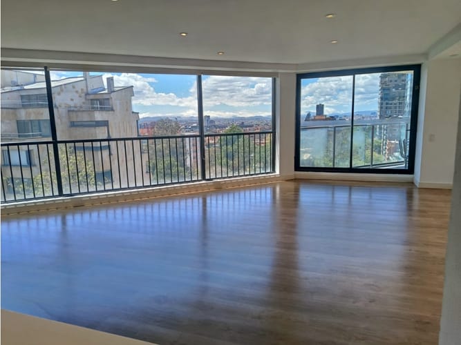 Apartamento de 3 alcobas en venta en El Refugio, Bogotá, 191 m² · foto 2 de 15