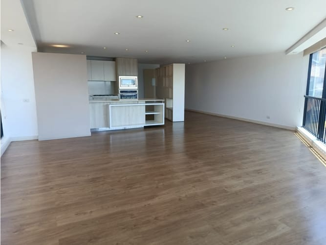 Apartamento de 3 alcobas en venta en El Refugio, Bogotá, 191 m² · foto 4 de 15