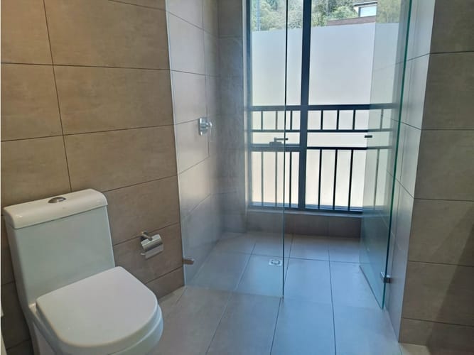 Apartamento de 3 alcobas en venta en El Refugio, Bogotá, 191 m² · foto 14 de 15
