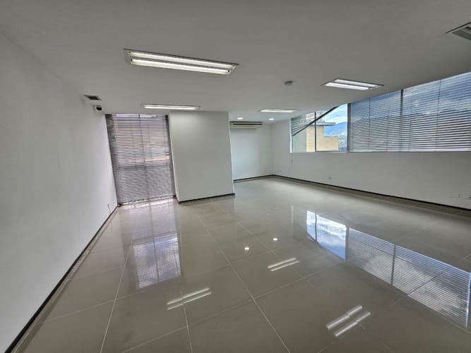 Oficina en arriendo en Los Balsos, Medellín, 50 m² · foto 2 de 10