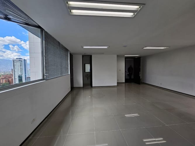 Oficina en arriendo en Los Balsos, Medellín, 50 m² · foto 7 de 10