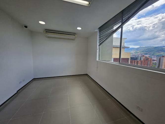 Oficina en arriendo en Los Balsos, Medellín, 50 m² · foto 8 de 10