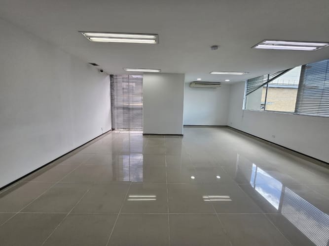 Oficina en arriendo en Los Balsos, Medellín, 50 m² · foto 9 de 10