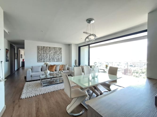 Apartamento de 3 alcobas en venta en El Castillo, Medellín, 138 m² · foto 2 de 24