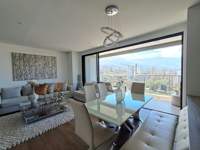 Apartamento de 3 alcobas en venta en El Castillo, Medellín, 138 m² · foto 3 de 24
