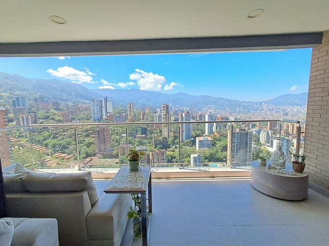 Apartamento de 3 alcobas en venta en El Castillo, Medellín, 138 m² · foto 5 de 24