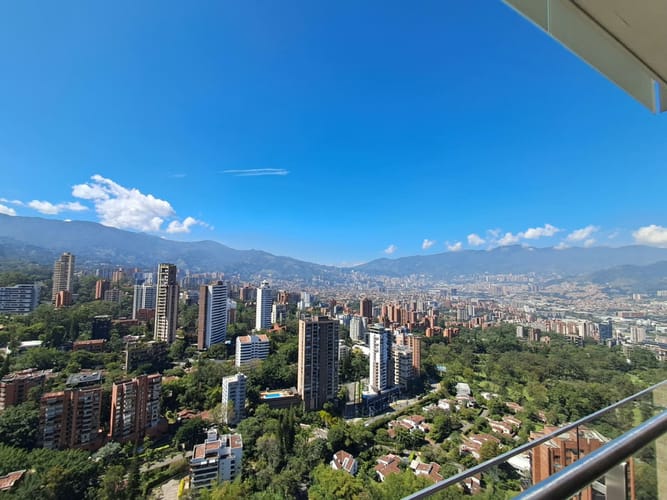 Apartamento de 3 alcobas en venta en El Castillo, Medellín, 138 m² · foto 6 de 24