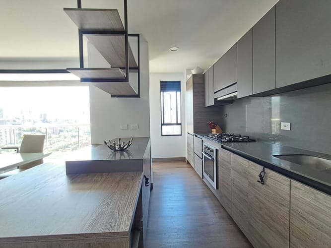 Apartamento de 3 alcobas en venta en El Castillo, Medellín, 138 m² · foto 10 de 24