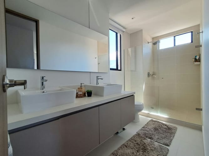 Apartamento de 3 alcobas en venta en El Castillo, Medellín, 138 m² · foto 19 de 24