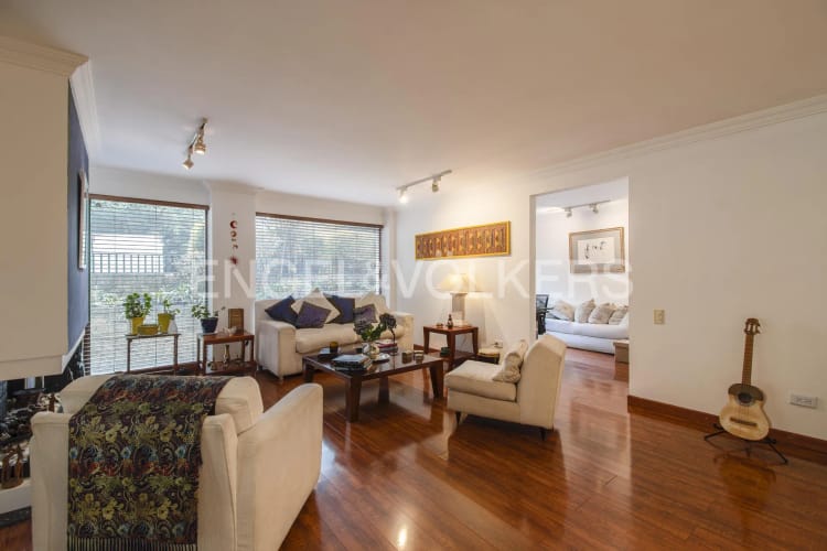 Apartamento de 3 alcobas en venta en Los Rosales, Bogotá, 194 m² · foto 2 de 19