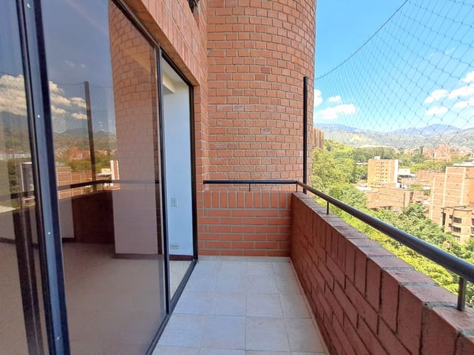 Apartamento de 3 alcobas en arriendo en La Castellana, Medellín, 105 m² · foto 3 de 21
