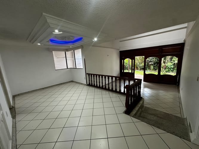 Casa de 5 alcobas en arriendo en La Floresta, Bucaramanga, 240 m² · foto 3 de 23