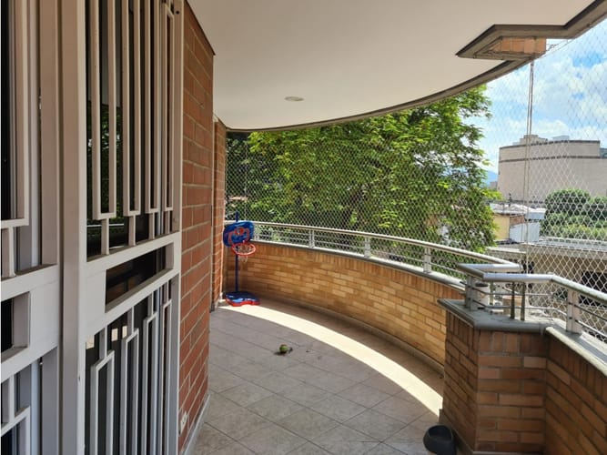Apartamento de 4 alcobas en arriendo en Bolivariana, Medellín, 123 m² · foto 8 de 14