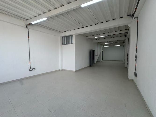 Bodega en arriendo en Cristo Rey, Medellín, 120 m² · foto 3 de 11