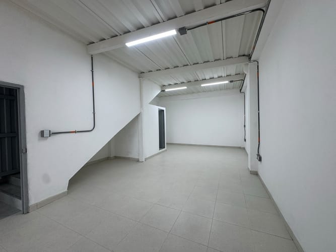 Bodega en arriendo en Cristo Rey, Medellín, 120 m² · foto 6 de 11