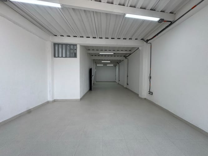 Bodega en arriendo en Cristo Rey, Medellín, 120 m² · foto 10 de 11