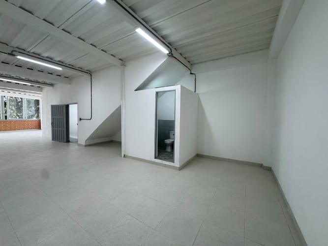 Bodega en arriendo en Cristo Rey, Medellín, 120 m² · foto 6 de 12