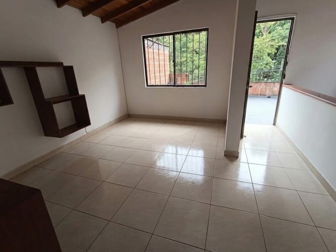 Casa de 4 alcobas en arriendo en Buenos Aires, Medellín, 210 m² · foto 2 de 20