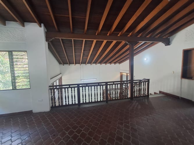 Casa de 10 alcobas en arriendo en Conquistadores, Medellín, 500 m² · foto 6 de 20