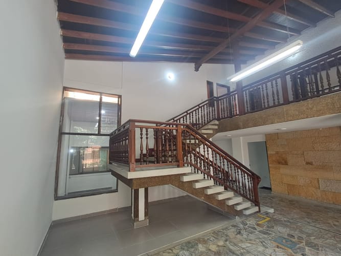 Casa de 10 alcobas en arriendo en Conquistadores, Medellín, 500 m² · foto 15 de 20