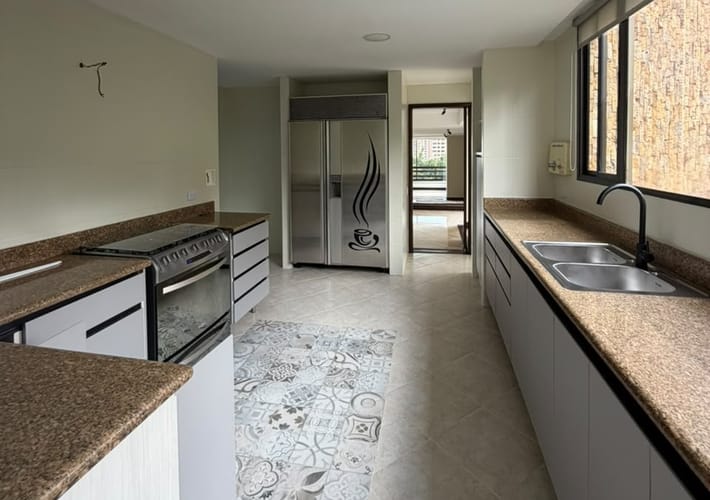 Apartamento de 3 alcobas en arriendo en San Lucas, Medellín, 420 m² · foto 3 de 20