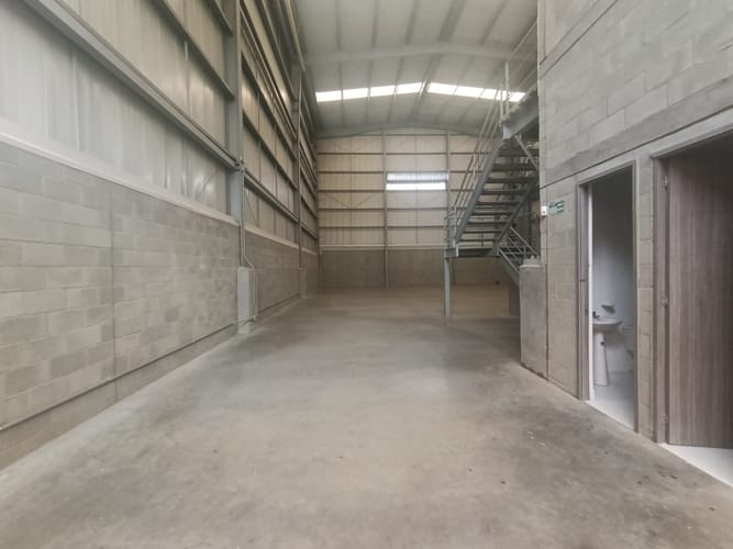 Bodega en arriendo en Copacabana, 566 m² · foto 3 de 17