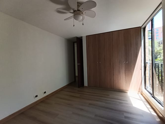 Apartamento de 2 alcobas en arriendo en Lalinde, Medellín, 101 m² · foto 4 de 13