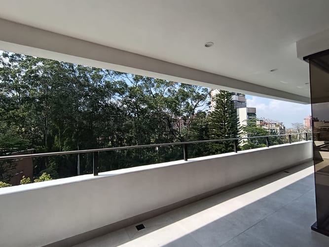 Apartamento de 5 alcobas en arriendo en El Poblado, Medellín, 240 m² · foto 2 de 20