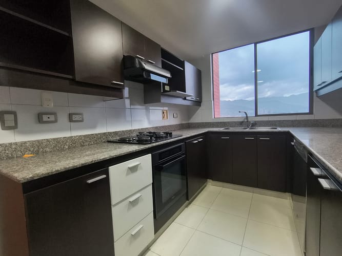 Apartamento de 4 alcobas en arriendo en El Poblado, Medellín, 125 m² · foto 4 de 17