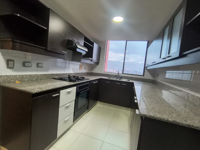 Apartamento de 4 alcobas en arriendo en El Poblado, Medellín, 125 m² · foto 5 de 17