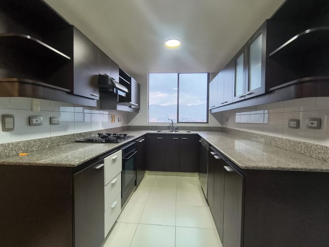 Apartamento de 4 alcobas en arriendo en El Poblado, Medellín, 125 m² · foto 7 de 17
