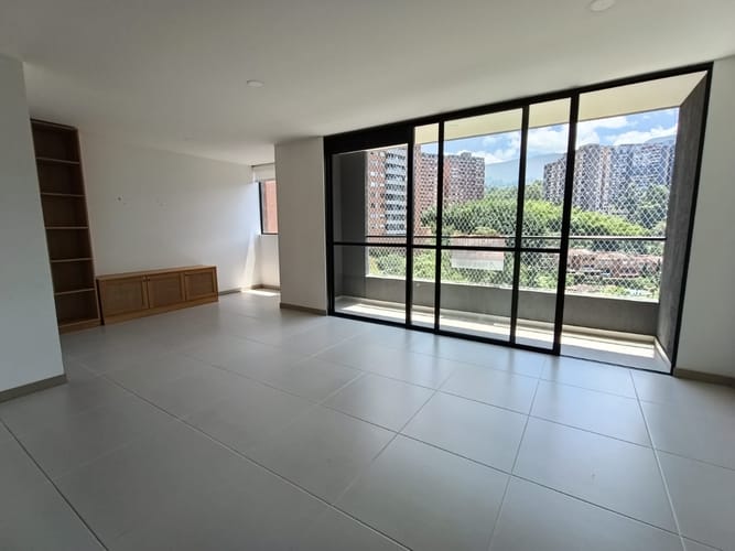 Apartamento de 3 alcobas en arriendo en Loma Del Escobero, Envigado, 90 m² · foto 3 de 13