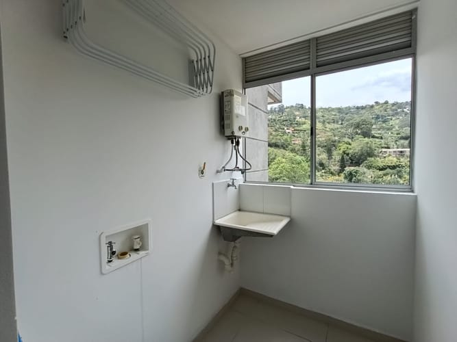 Apartamento de 2 alcobas en arriendo en Las Lomitas, Sabaneta, 62 m² · foto 2 de 20