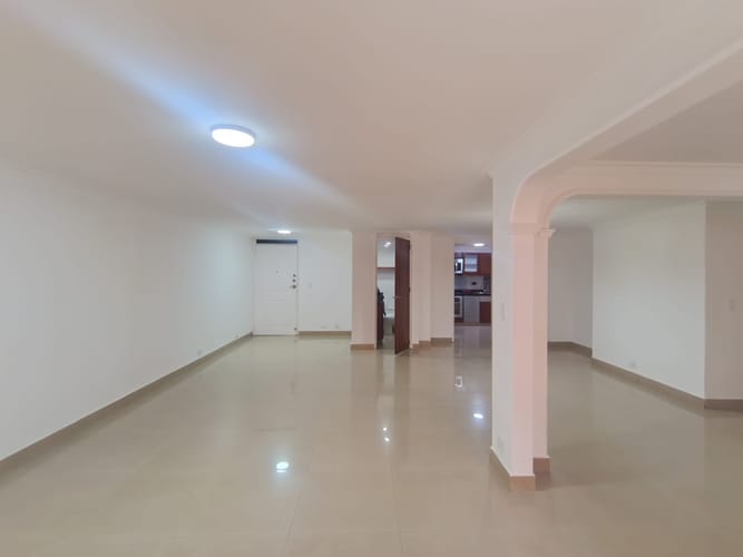 Apartamento de 3 alcobas en arriendo en Laureles, Medellín, 198 m² · foto 3 de 20