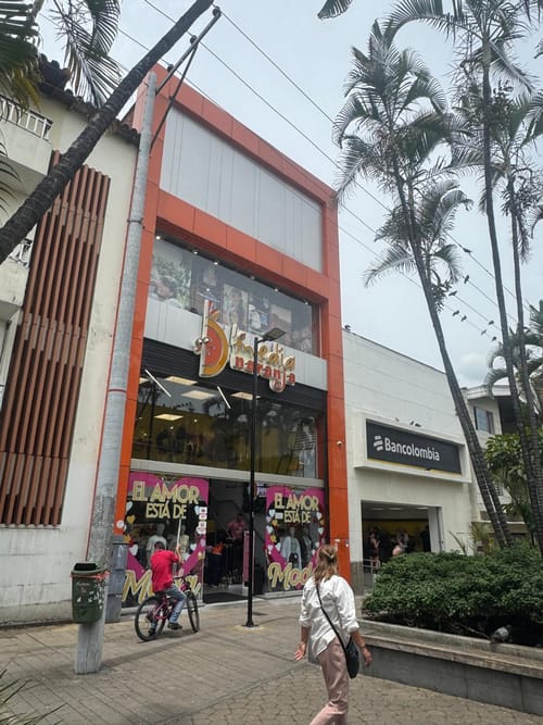 Local en arriendo en Zona Centro, Envigado, 613 m² · foto 2 de 8