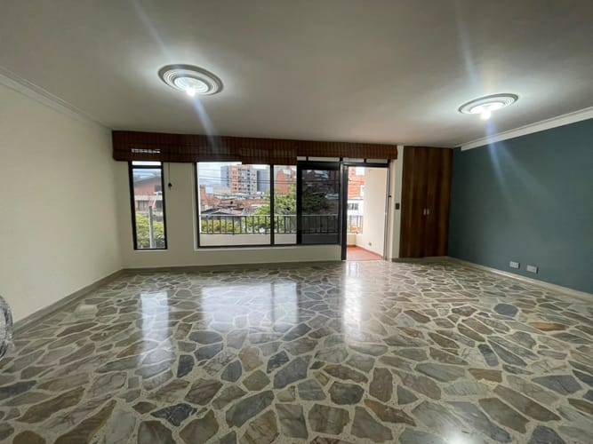 Apartamento de 2 alcobas en arriendo en Laureles, Medellín, 109 m² · foto 2 de 18