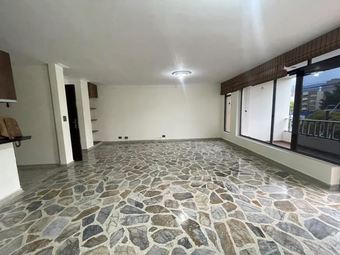 Apartamento de 2 alcobas en arriendo en Laureles, Medellín, 109 m² · foto 3 de 18