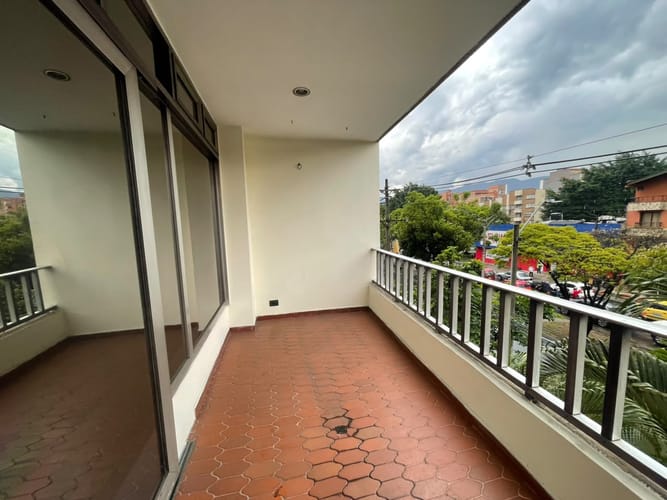 Apartamento de 2 alcobas en arriendo en Laureles, Medellín, 109 m² · foto 4 de 18